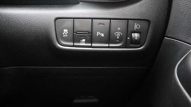 Hyundai KONA 64kWh Premium SUV 5dr Electric Auto (10.5kW Charger) (204 ps)